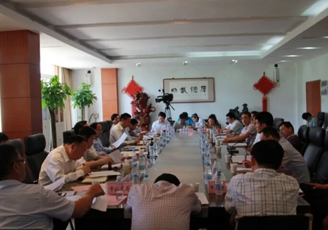 Лу Цян, председатель правления нашей компании, выступил на конференции с речью в качестве представителя ключевого промышленного предприятия в городе Хуайнань